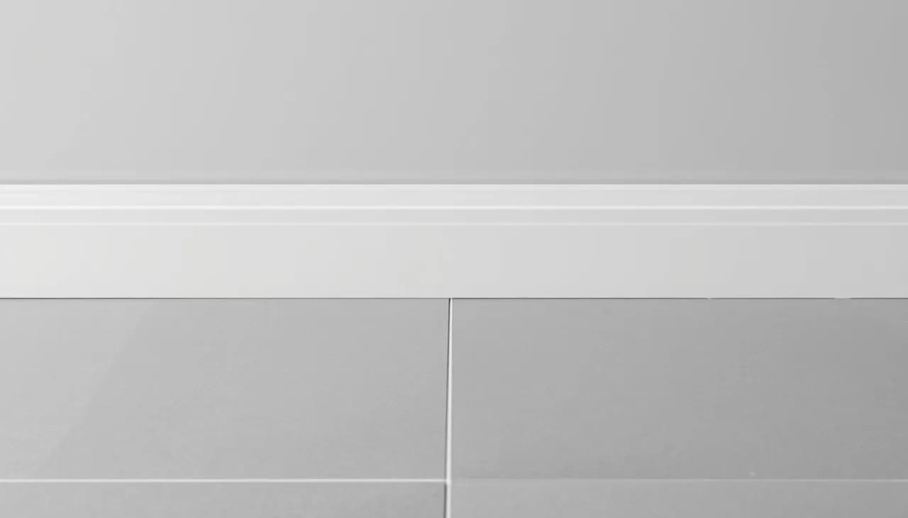 Jakie listwy do szarych płytek? Kolory, materiały i inspiracje