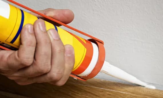 Silikon czy akryl do listew? Wybierz mądrze!