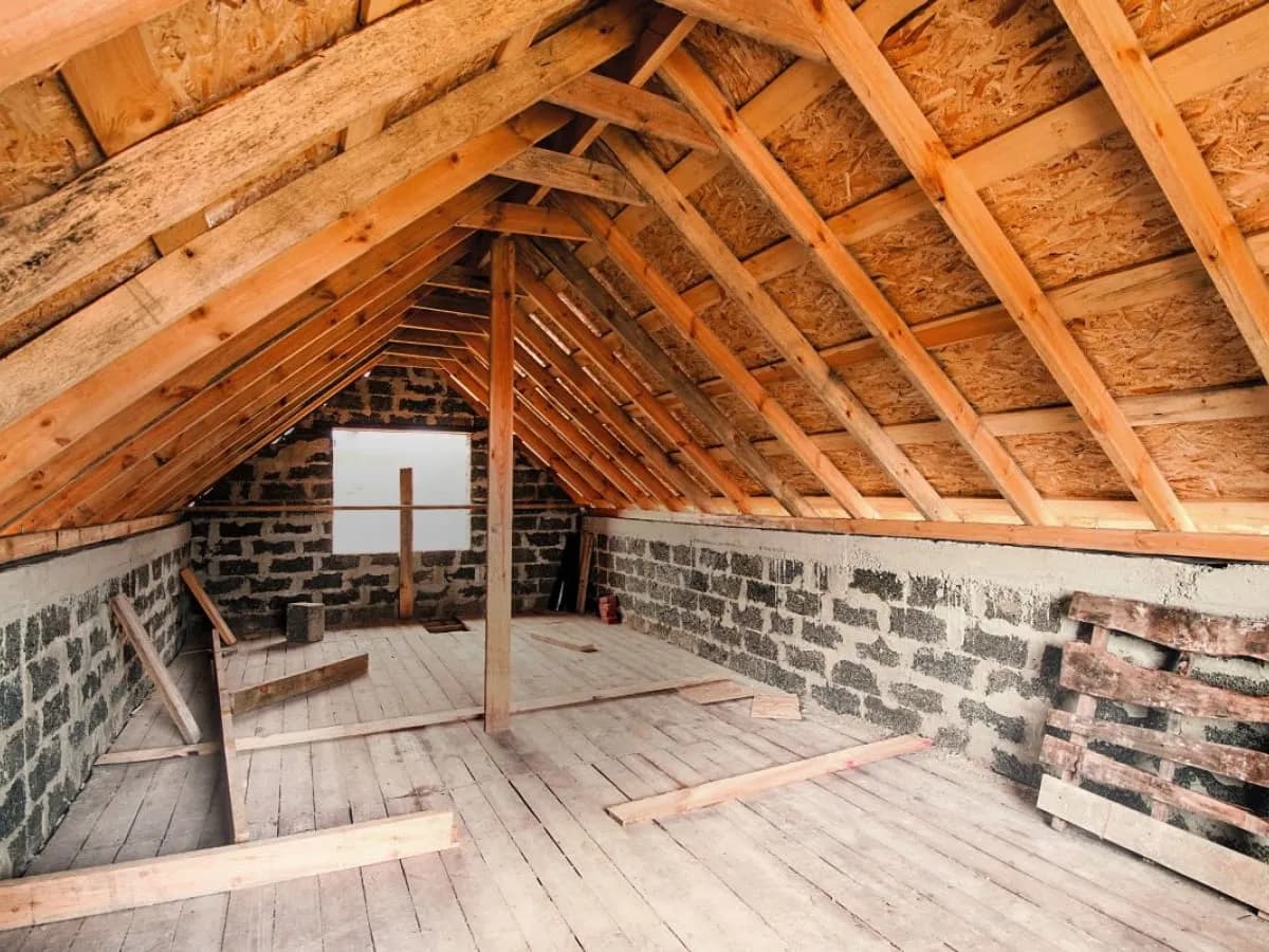 Wykończenie poddasza: Poradnik krok po kroku, koszty i błędy