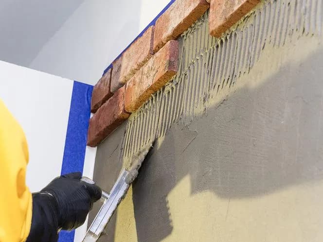 Jaki klej do cegły dekoracyjnej? Wybierz mądrze!