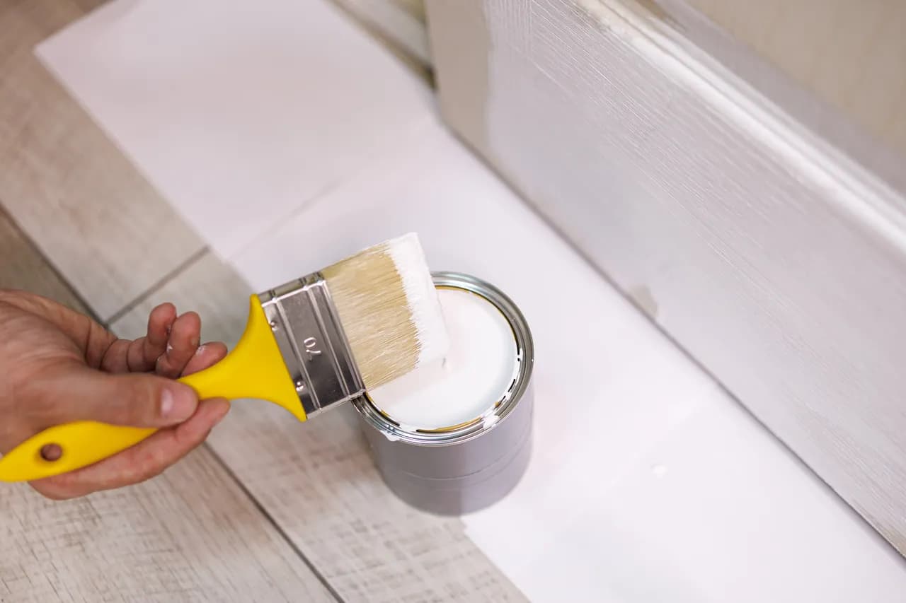 Malowanie listew poliuretanowych: Praktyczny poradnik krok po kroku