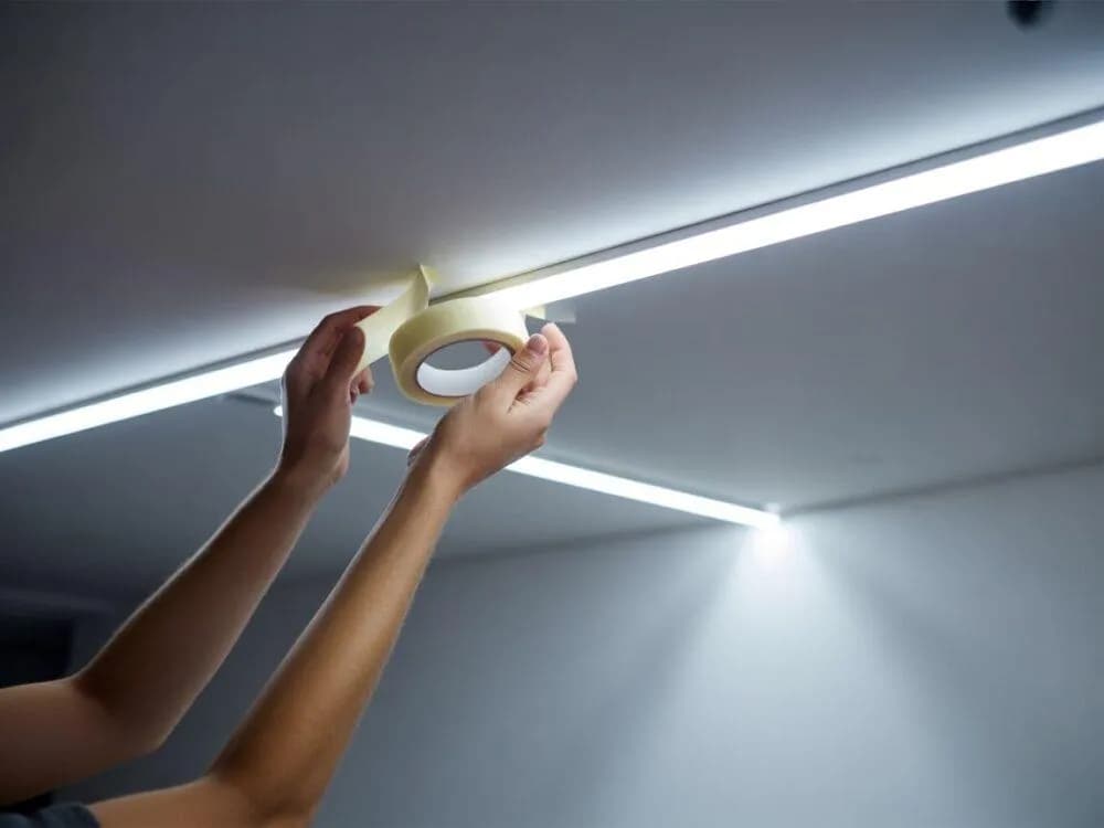 Jak zamontować listwy LED na suficie? Praktyczny poradnik DIY