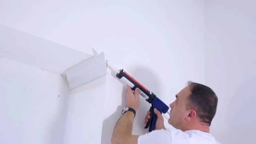 Jak przykleić listwy styropianowe? Prosty przewodnik krok po kroku