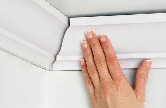 Jak dociąć listwy sufitowe? Perfekcyjne narożniki krok po kroku