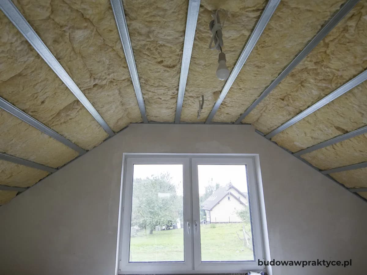 Ocieplenie skosów poddasza: Poradnik krok po kroku i koszty