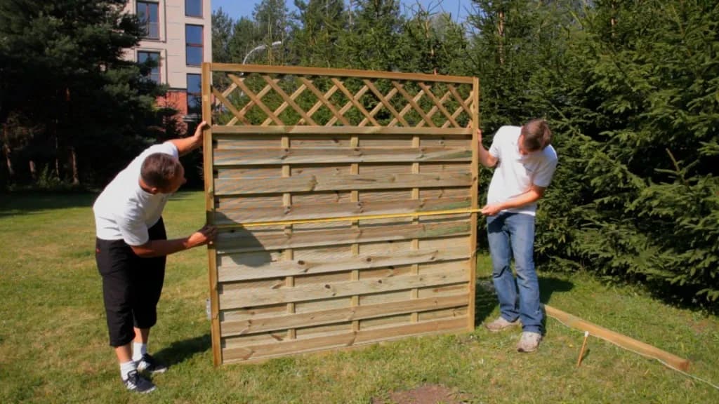 Płot lamelowy krok po kroku: Montaż, impregnacja i porady