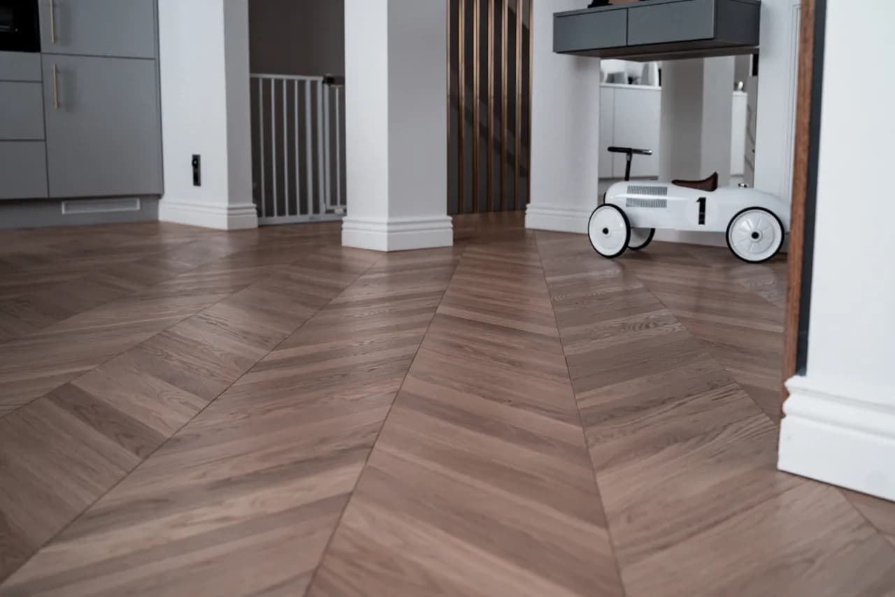 Listwy do drewnianej podłogi: Jak wybrać idealne? Poradnik
