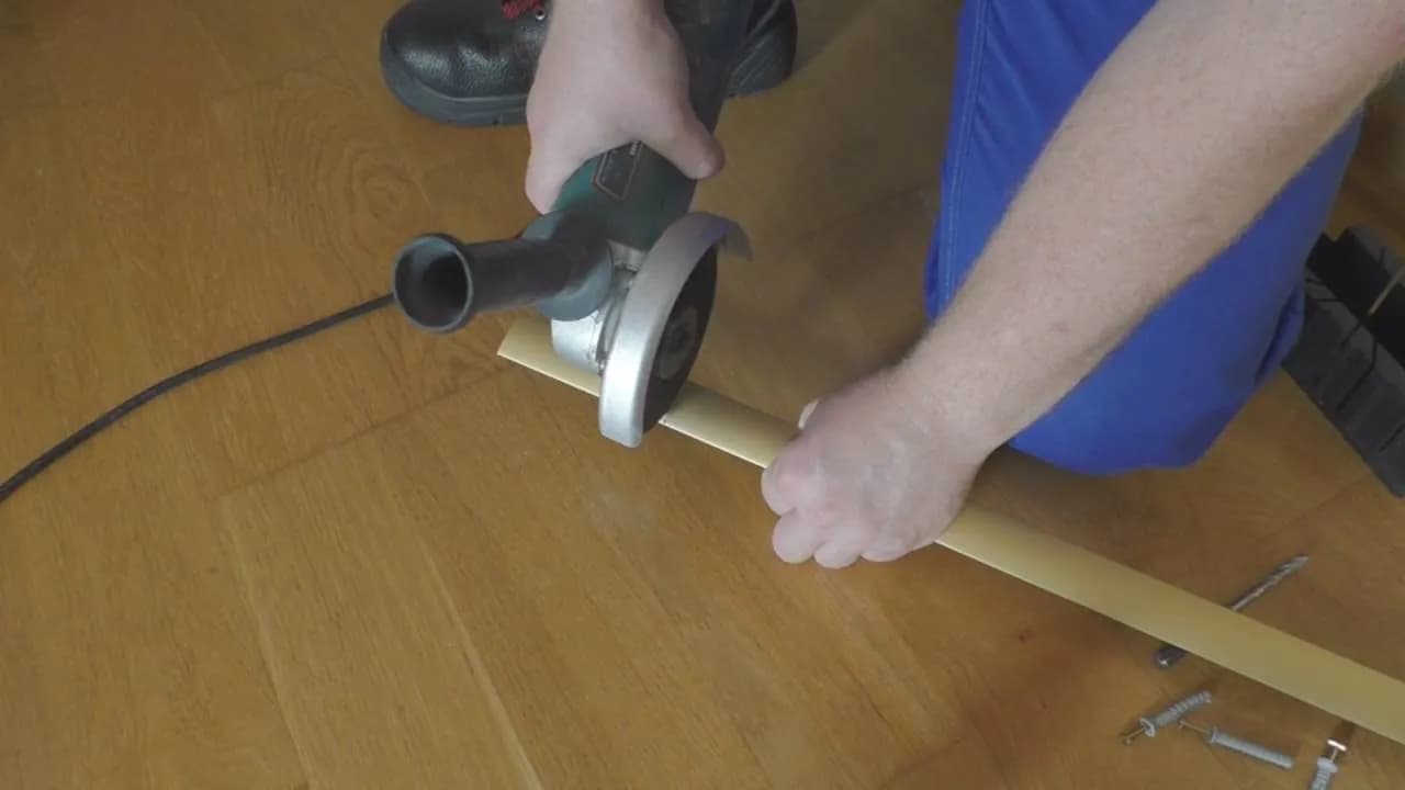 Jak przykleić listwę progową bez wiercenia? Sprawdzone sposoby