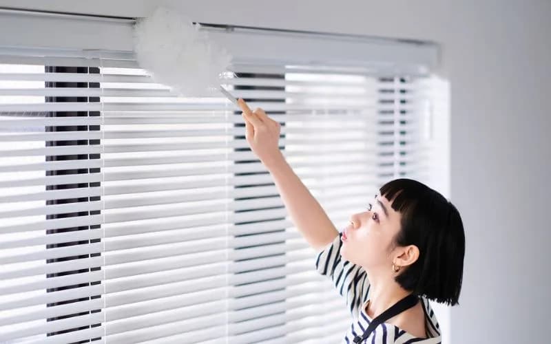 Jak wyczyścić rolety materiałowe? Skuteczne i bezpieczne metody