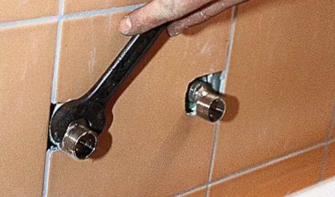 Jak zamontować kran w ścianie? Praktyczny poradnik krok po kroku