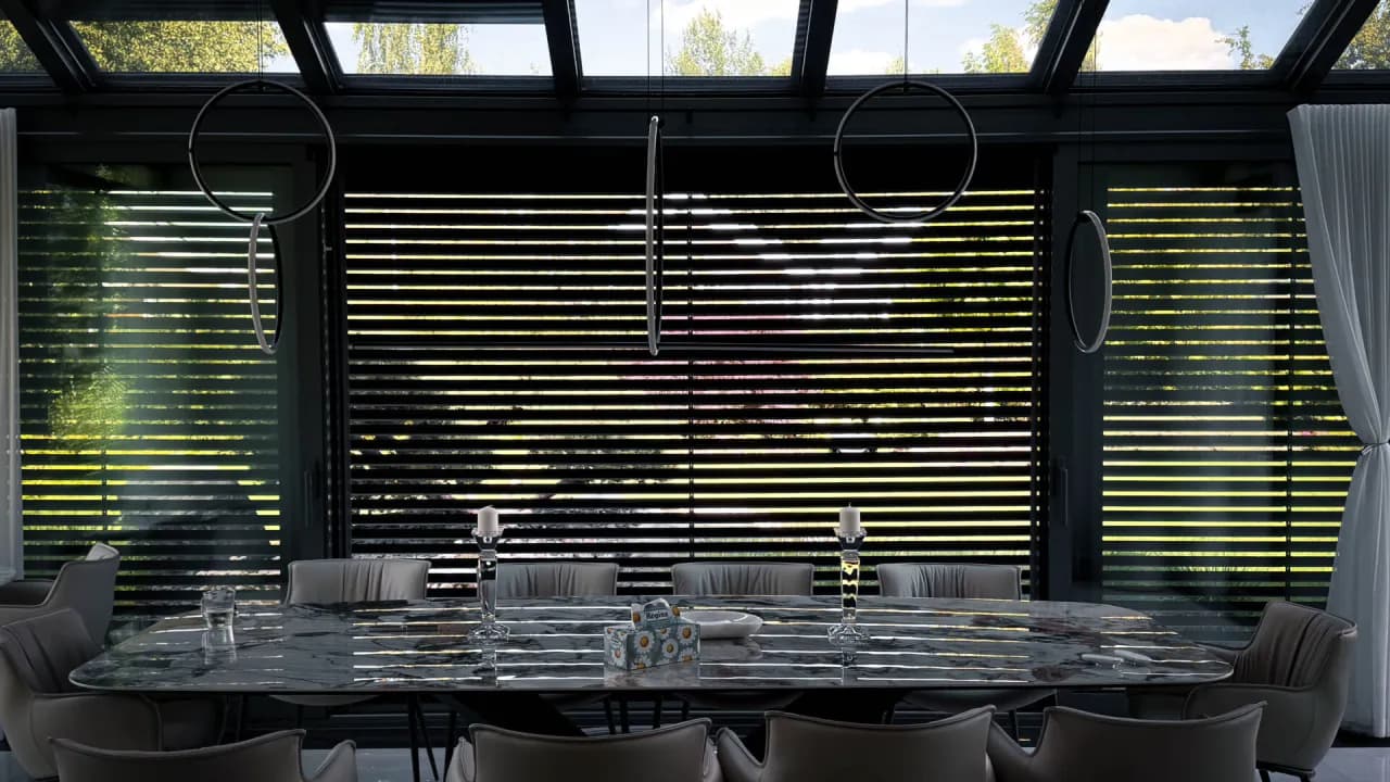 Rolety czy żaluzje zewnętrzne? Porównanie, koszty, bezpieczeństwo, izolacja